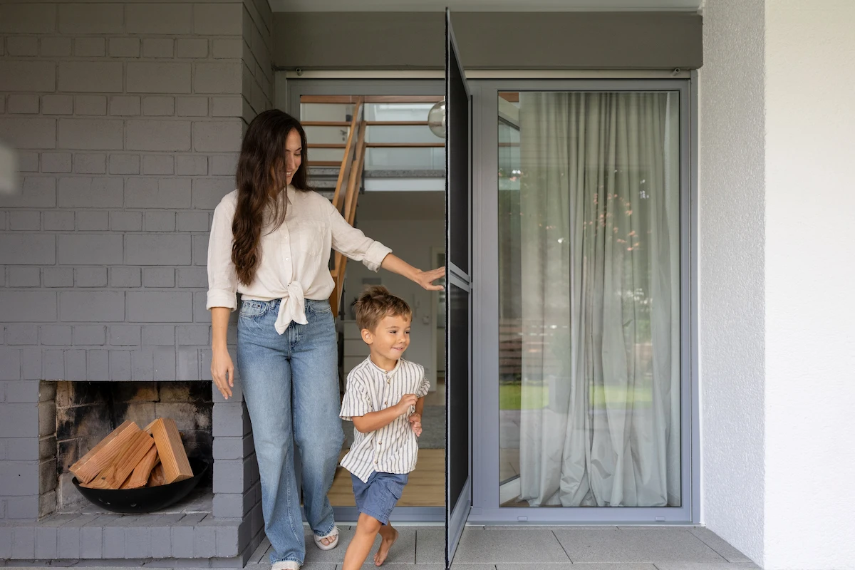 Pendeltür Grau Frau mit Kind