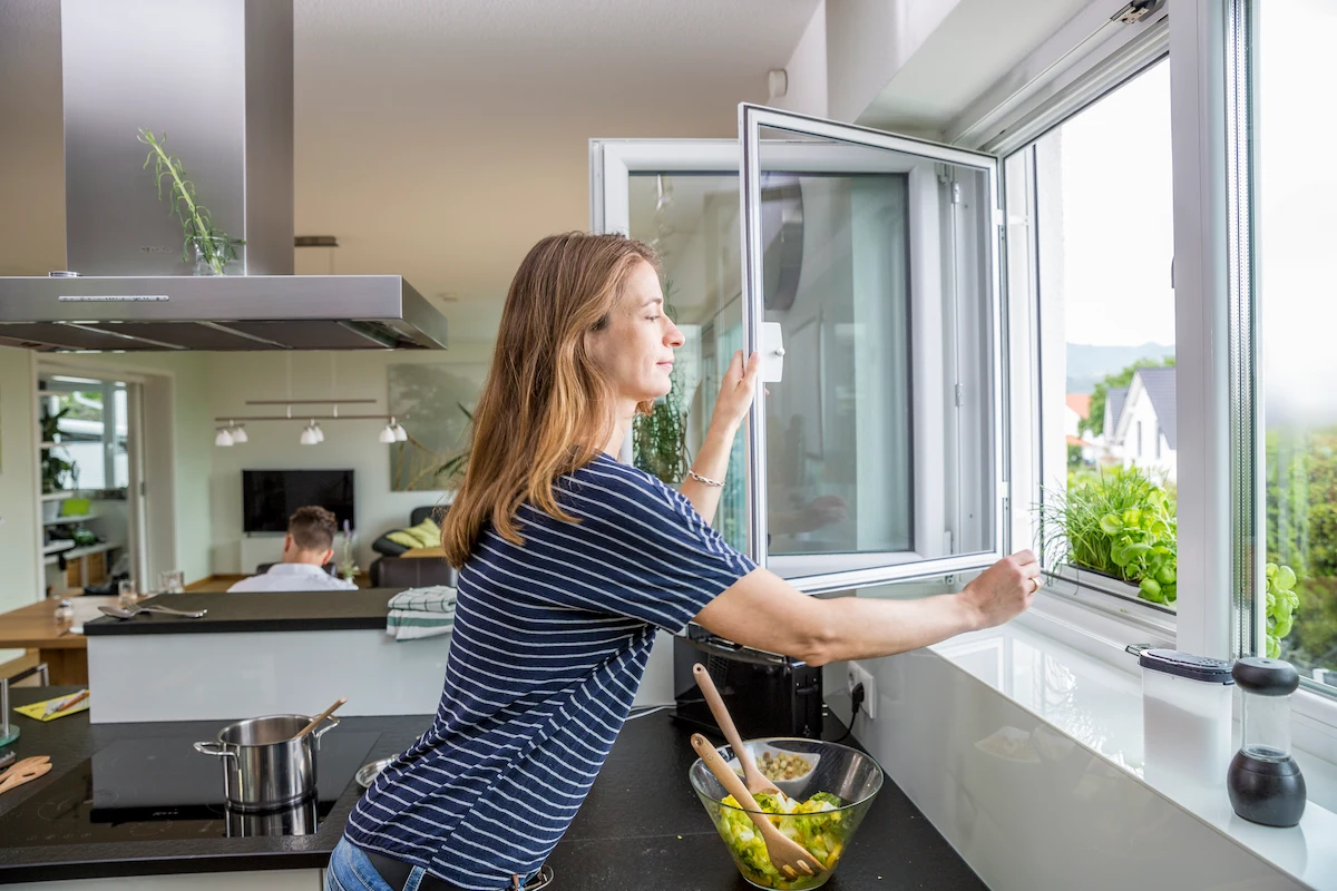 Insektenschutz Drehfenster Frau öffnet nach innen Weiß