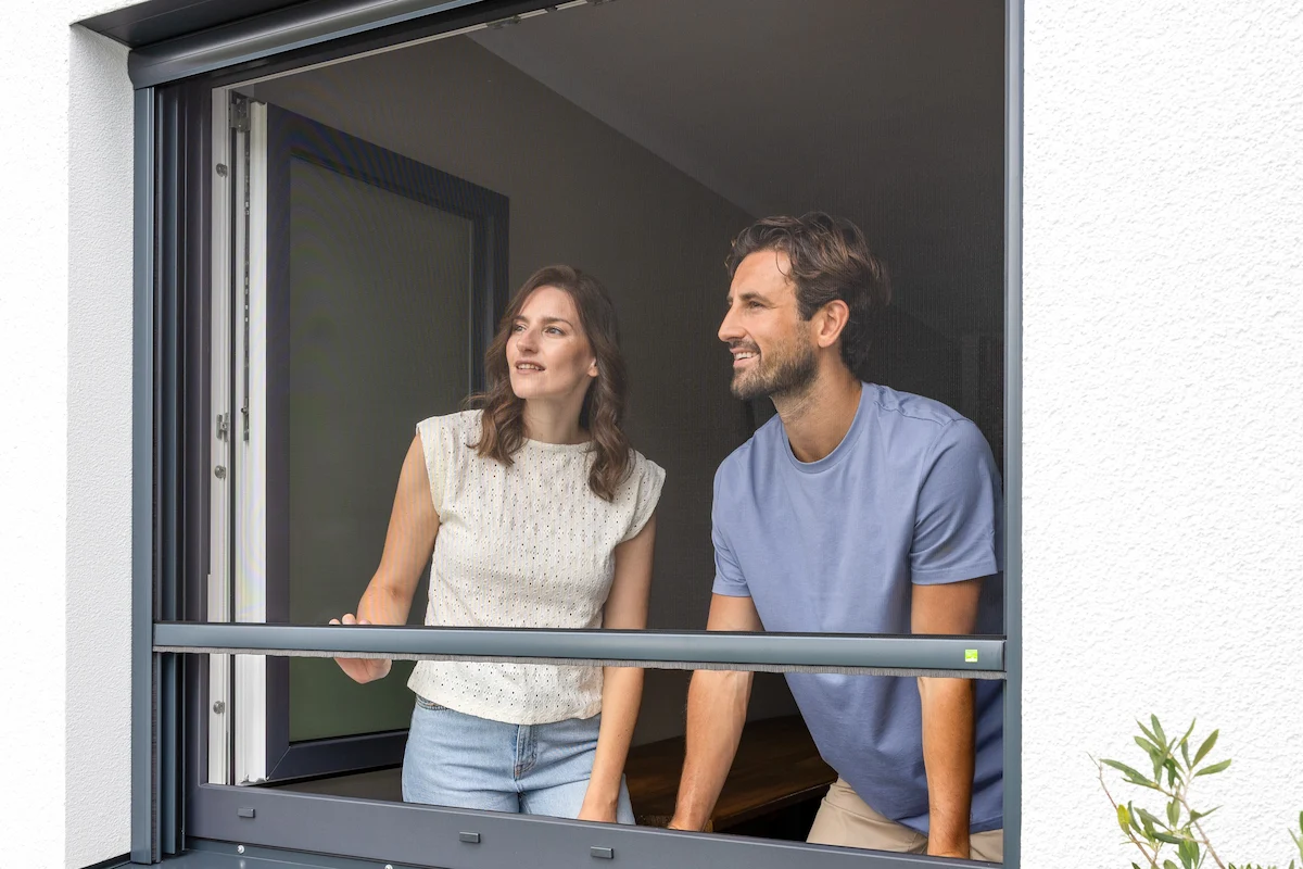 Insektenschutz Rollo für Fenster Grau Frau mit Mann