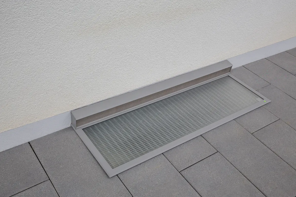 Regensichere Lichtschachtabdeckung grau